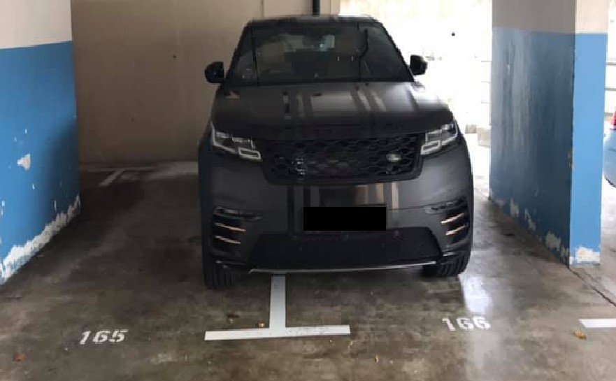 CAR OCCUPY 2 PARKING SLOTS! WHERE HE LEARN HOW TO DRIVE AH?