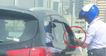 JAM TO JB: M’SIA TRAFFIC OFFICER SPOTTED SHOWING “2 FINGERS” AND A SMILE TO DRIVER 421412412