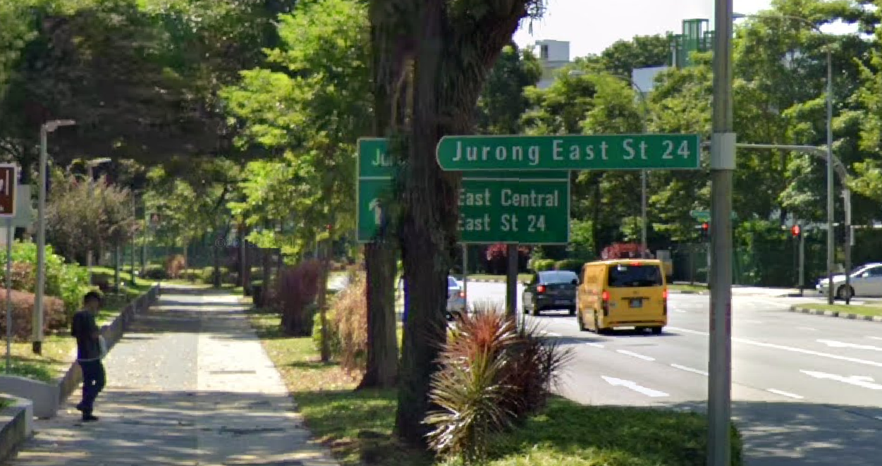 TWO MAN ARRESTED AFTER ATTACKING WITH DANGEROUS WEAPON AT JURONG EAST