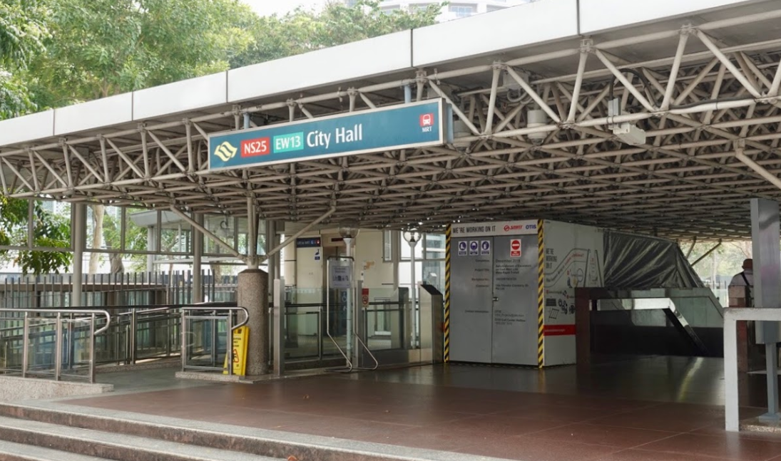21 Y.O MAN FOUND WITH KNIFE NEAR CITY HALL MRT, TRIED TO RUN AWAY