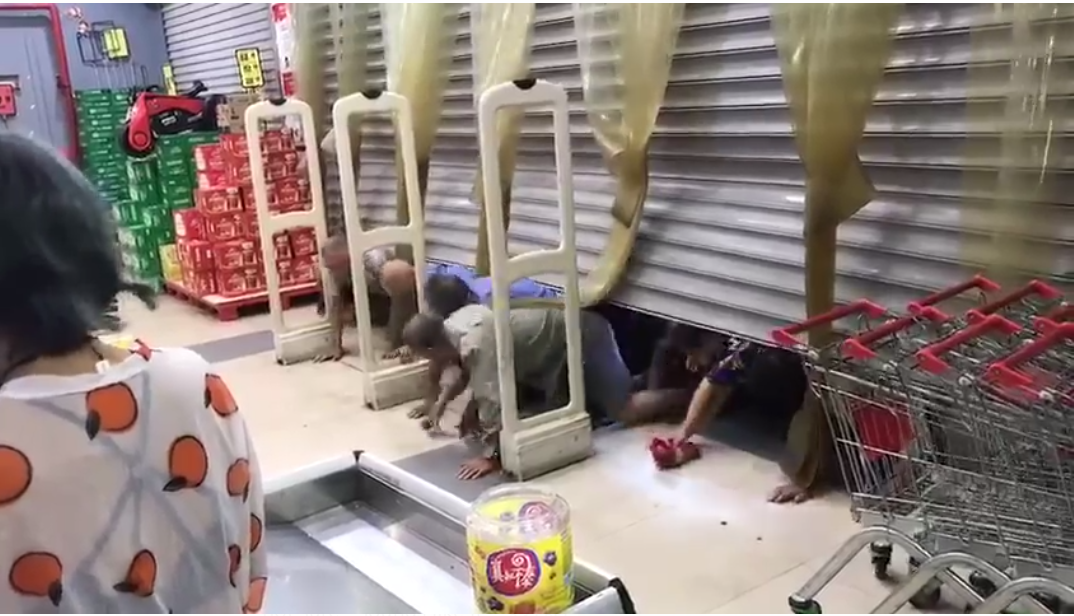 CHINA SUPERMARKET: CUSTOMERS CRAWL IN TO SNATCH SUPPLIES, LOOKS LIKE ZOMBIE MOVIE