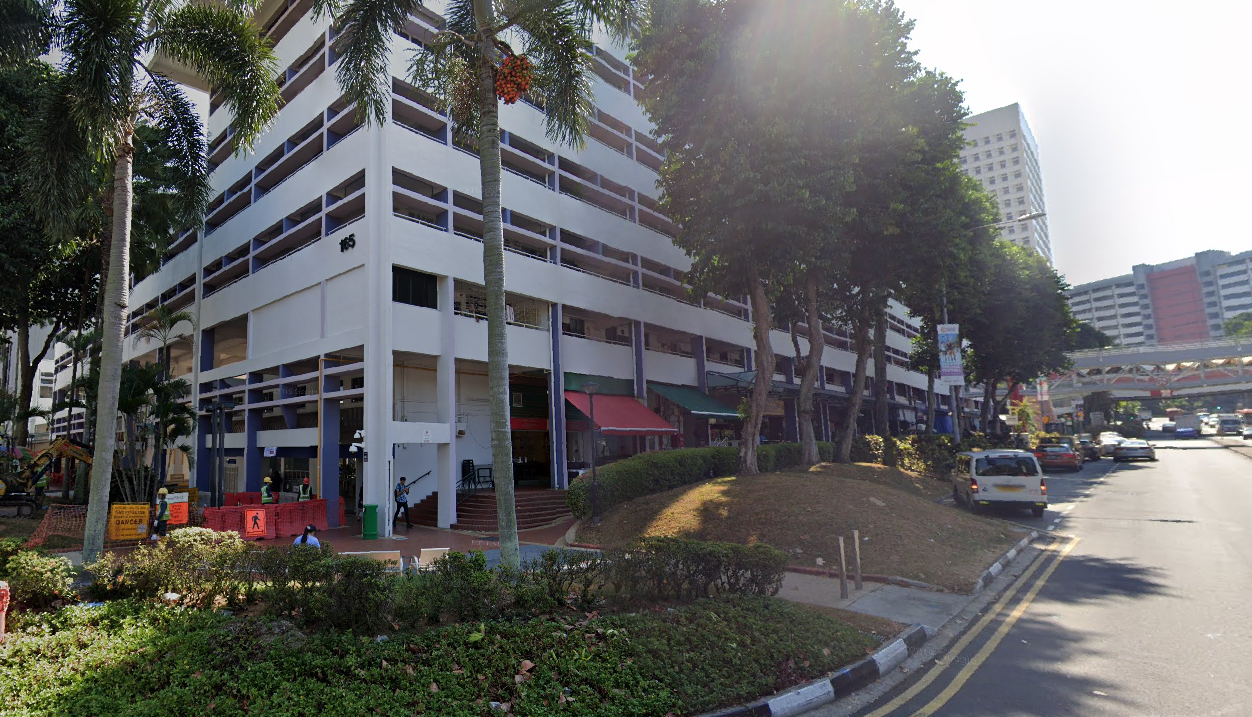 ROBBER PRETENDS TO BE CUSTOMER AND RAN OFF WITH GOLD CHAIN AT BUKIT MERAH