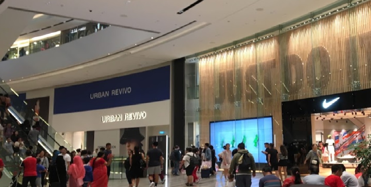 TODDLER DIES AFTER 166KG MIRROR FELL AT CHANGI JEWEL