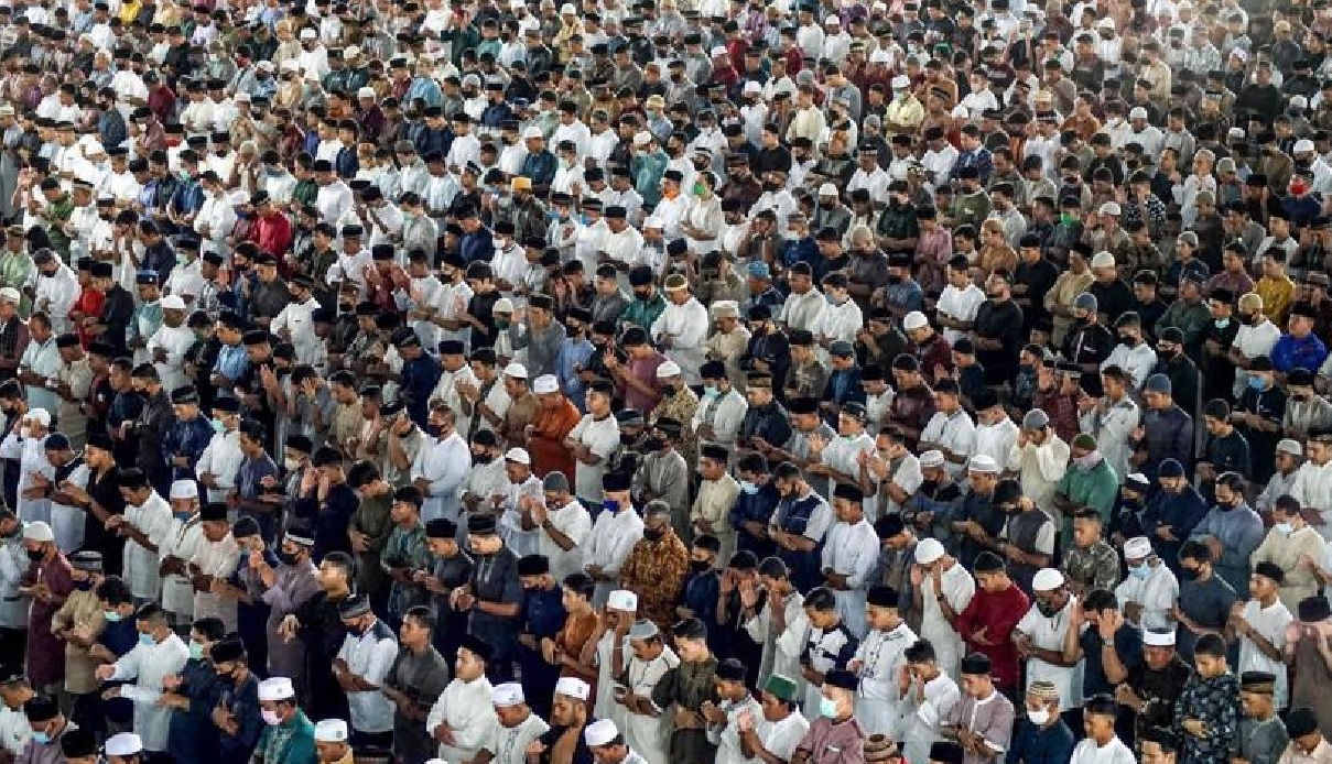 THOUSAND GATHERS AT MOSQUE FOR PRAYERS IN INDONESIA