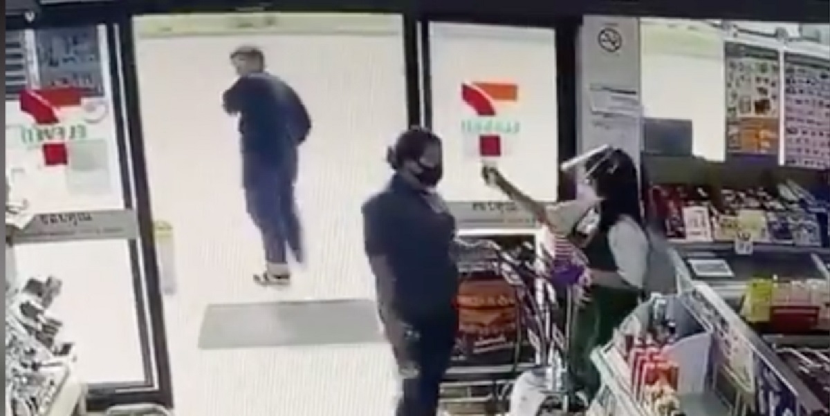 SLEEPY 7-11 STAFF SPRAY ALCOHOL INTO CUSTOMERS EYES IN THAILAND