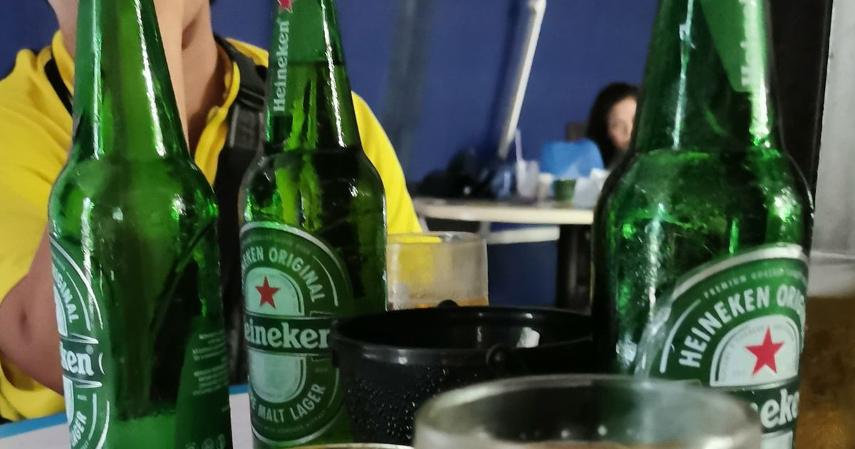 KTV PUB GIRL KEPT PESTERING MAN TO GO DOWN “SUPPORT” HER, EYEING HIS MONEY
