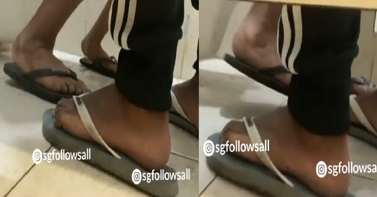 2 GUYS HANKY-PANKY INSIDE TOILET CUBICLE AT WOODLANDS WATERFRONT PARK