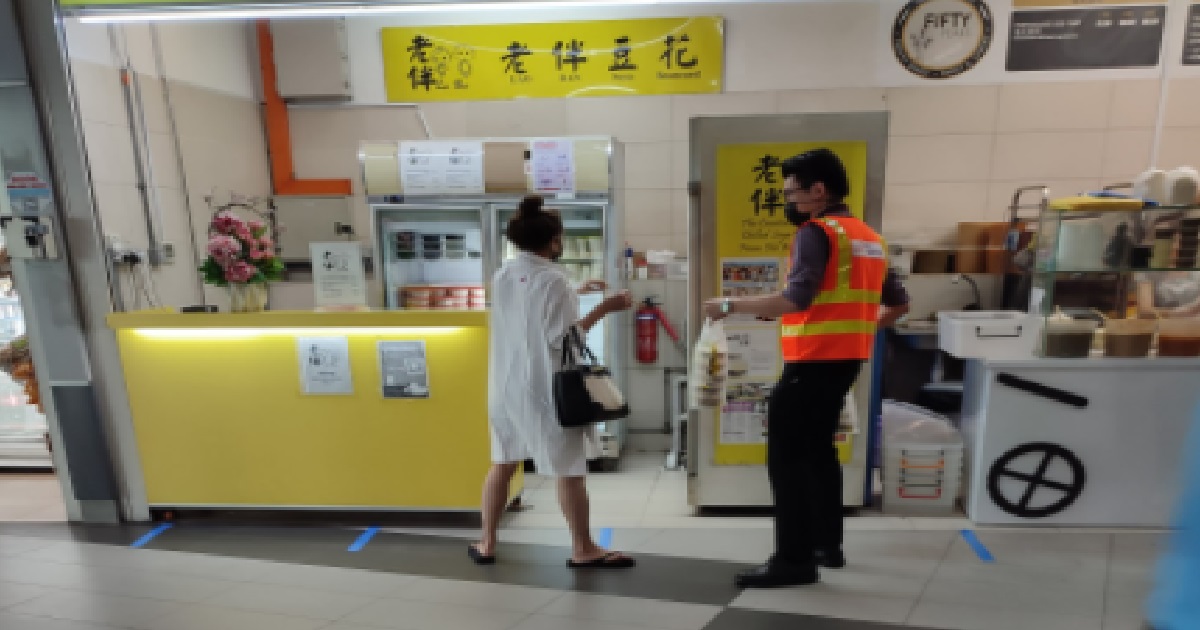KIND HEARTED WOMAN BUYS 30 TUBS OF TAU HUEY TO THANK BUS CAPTAINS AT INTERCHANGE