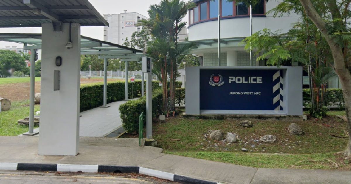 TAXI DRIVER SEES PASSENGER WITHOUT MASK, DROPS HIM OFF AT POLICE STATION INSTEAD