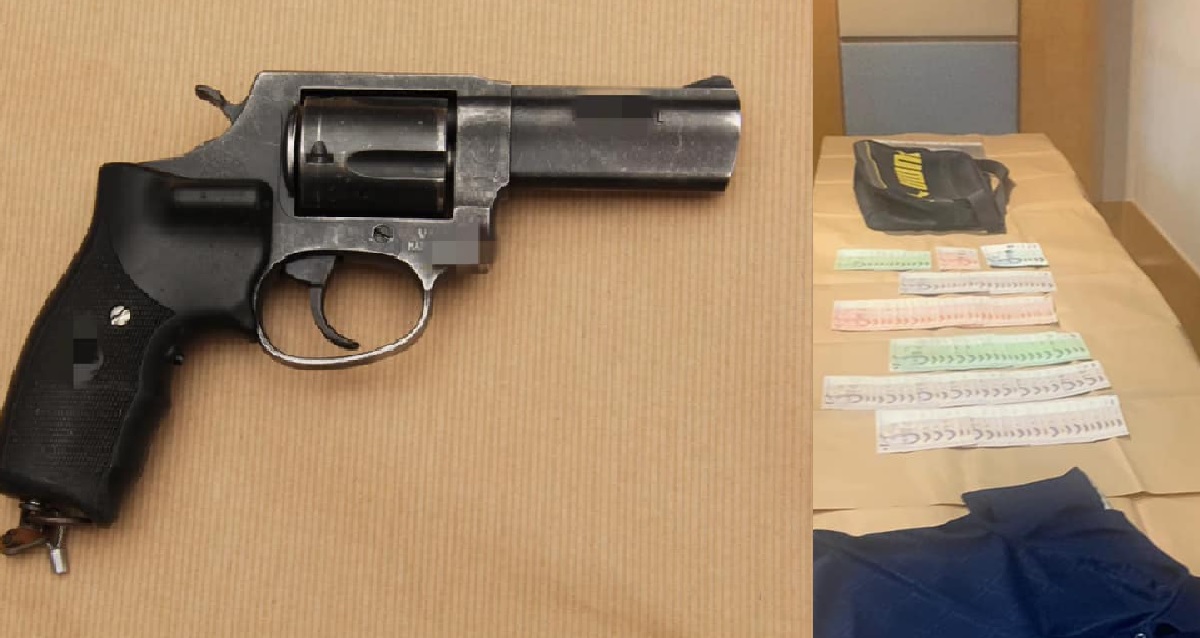 MAN ARMED WITH GUN ROBS $24,000 FROM JURONG MONEY LENDER