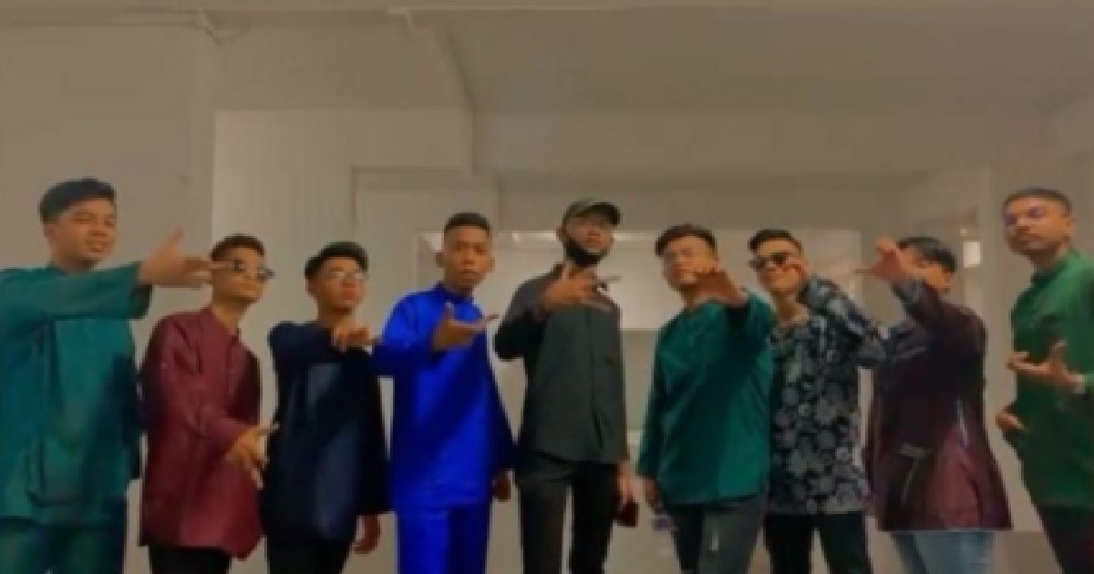 YPS CELEBRATE HARI RAYA IN GROUP OF 9, FLASHING GANG SIGNS