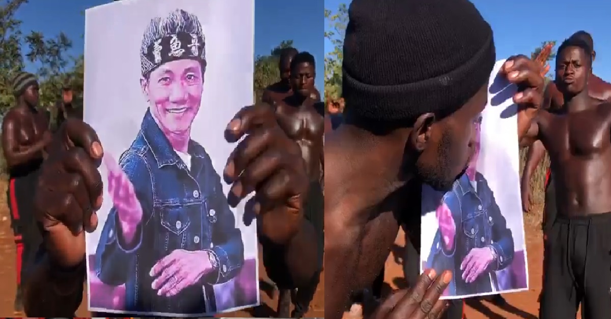 WANG LEI FAMOUS UNTIL AFRICA, TOPLESS AFRICAN MEN KISS HIS PHOTO