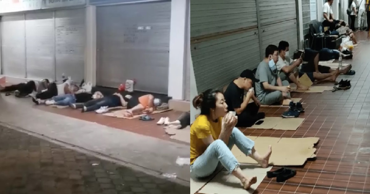 HUNDREDS QUEUING FOR SINOVAC VACCINE, SLEEP ON CARDBOARD OUTSIDE CLINIC