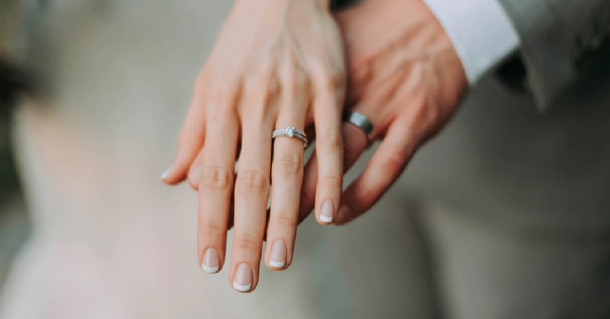 WOMAN WONDERS WHY MARRIED MAN LAZY TO KEEP FIT & MAKE LESS MONEY