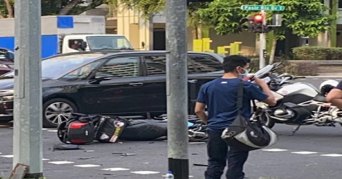 TRAFFIC ACCIDENT INVOLVING MOTOR AND CAR AT PASIR RIS DRIVE 1