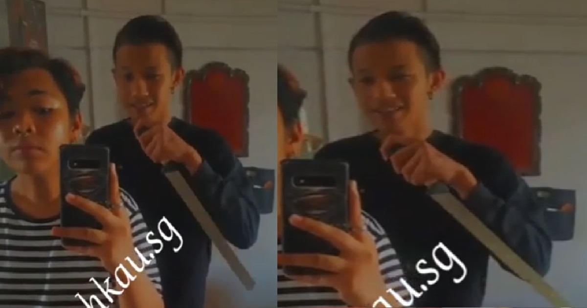 MATREP HOLD BREAD KNIFE POSE FOR PHOTO TO SHOW THAT HE IS A SAMURAI