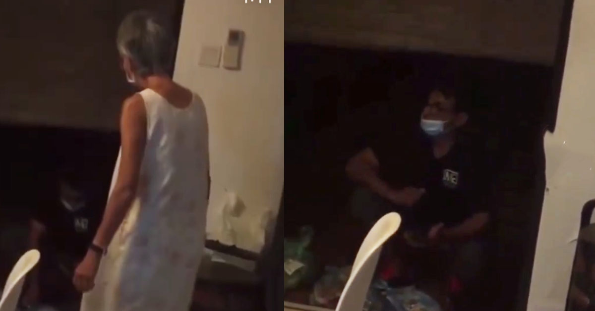 GRANNY UNHAPPY WITH THE DELIVERY MAN, GUAI LAN WITH HIM