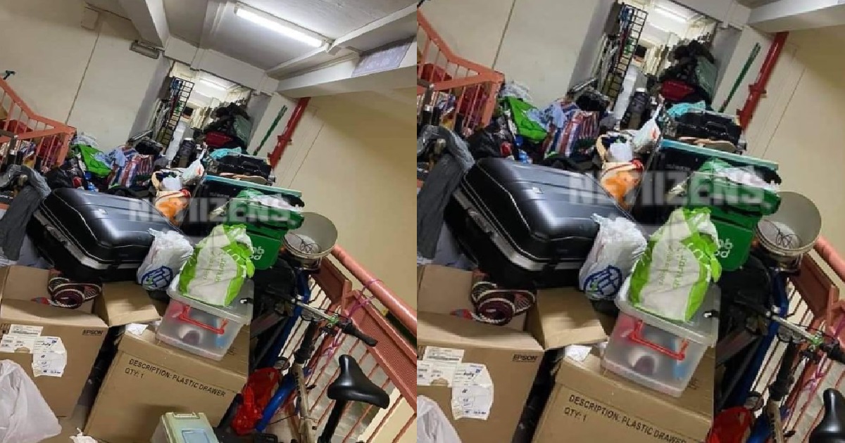 HDB CORRIDOR CLUTTERED WITH RUBBISH, CANNOT EVEN WALK