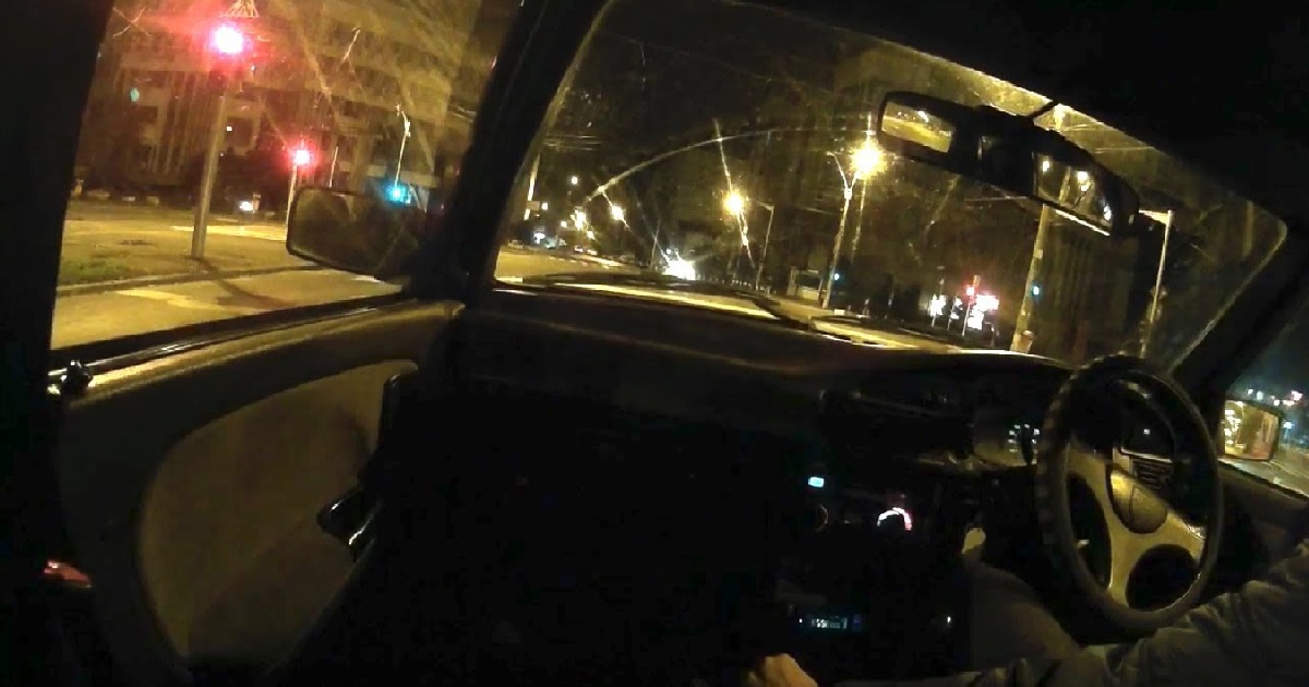 GUY BOOKS GRAB RIDE AT NIGHT, SEES FEMALE GHOST SITTING IN FRONT SEAT