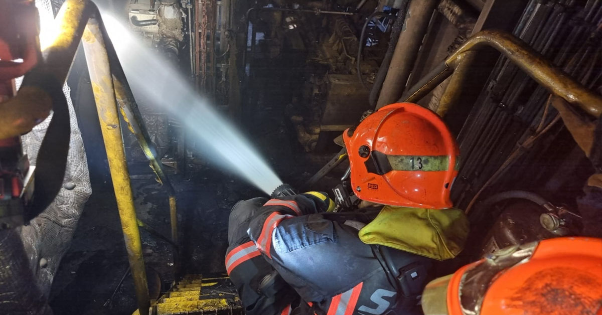 TUGBOAT CAUGHT FIRE AT WEST COAST FERRY ROAD, 8 PEOPLE EVACUATED