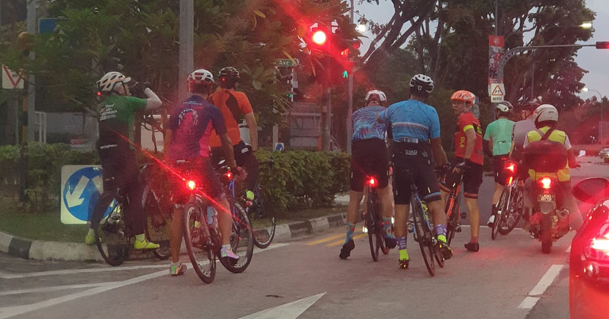 TOUR DE FRANCE EVERY SATURDAY MORNING, MORE THAN 5 PAX BLOCKS THE WHOLE LANE