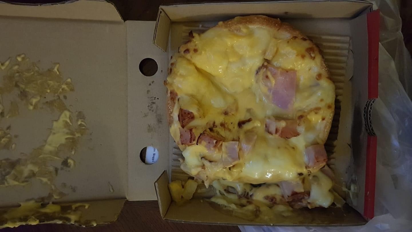 GRABFOOD PIZZA HUT DELIVERY CAME LOOKING LIKE ROTI PRATA