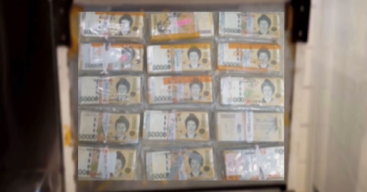 S.KOREAN MAN BUY OLD FRIDGE, FINDS S$130K HIDDEN INSIDE