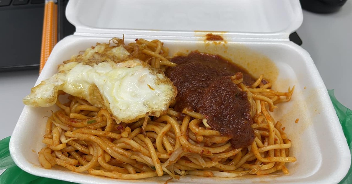 NETIZEN SAYS STORE RIPS HIM OFF, 1 EGG WITH NOODLES FOR $3.20
