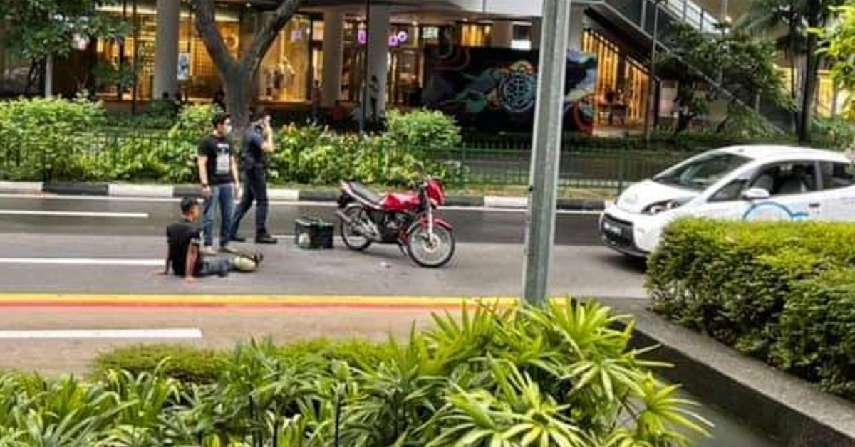BLUESG CAR DRIVER KNOCKS DOWN MOTORBIKE AT BUGIS