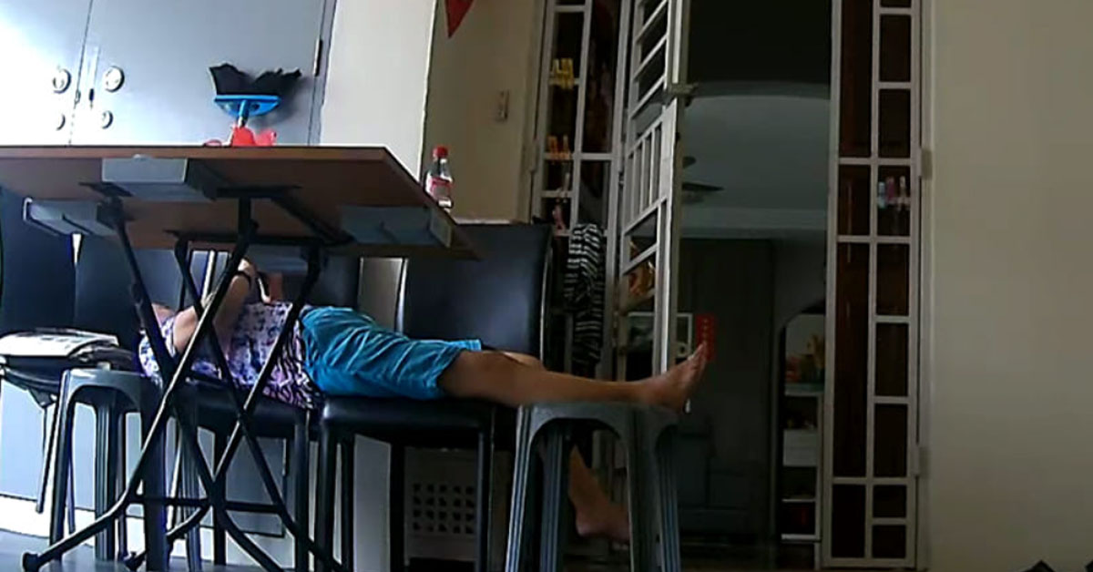 NEIGHBOUR PLAY MAHJONG AT CORRIDOR UNTIL SLEEP OUTSIDE
