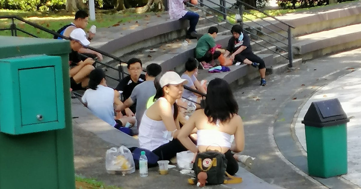 GROUP OF PEOPLE LEPAK NO WEAR MASK ALONG UPP THOMSON ROAD