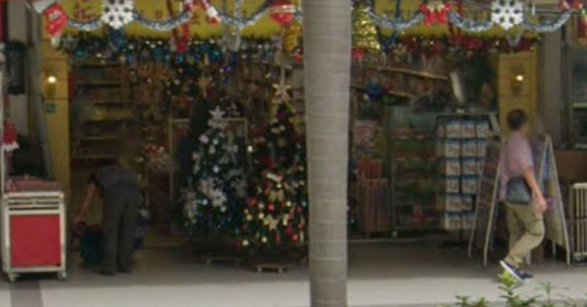 PRC MAN SHOUT AT CUSTOMERS BECAUSE CANNOT UNDERSTAND ENGLISH ALONG BEACH RD