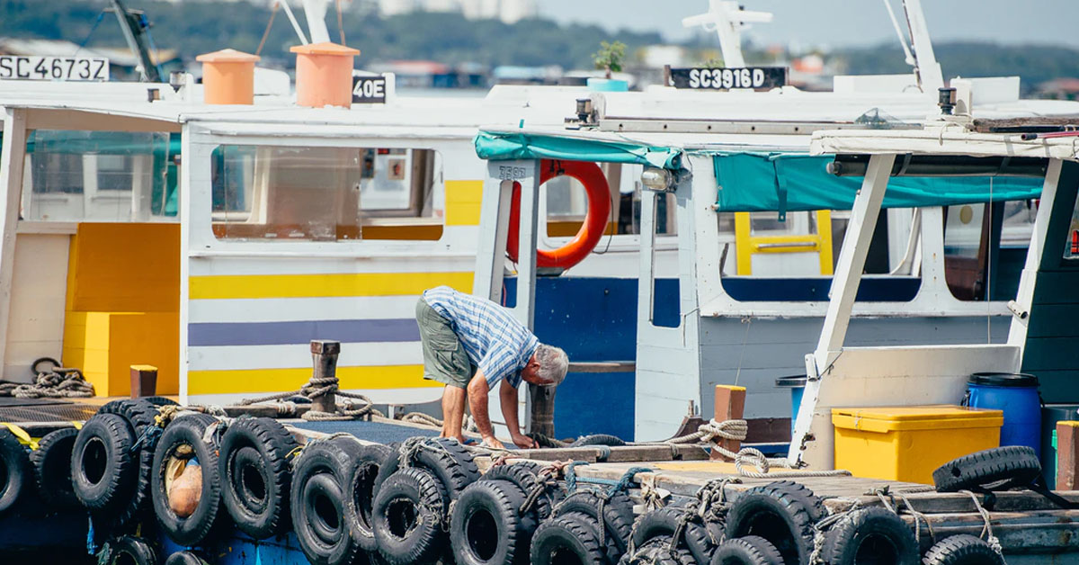MAN POSSESSED AFTER FISHING AT PULAU UBIN, KEEPS SMILING & TALKING TO HIMSELF