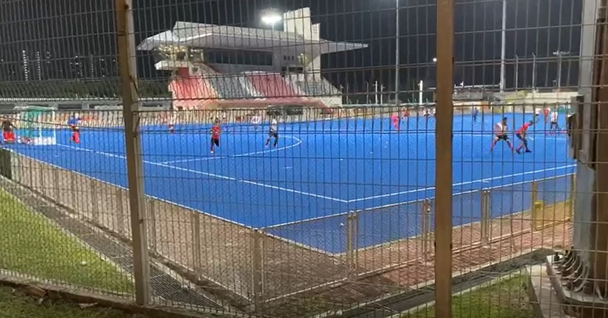 HOCKEY PRACTICE WITH OVER 10 PEOPLE PLAYING AT SENG KANG