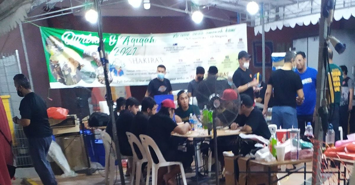 GROUP OF OVER 15 PEOPLE GATHER WITHOUT MASKS AT TAMPINES