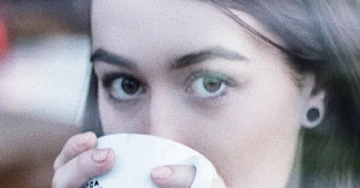 GUY NOT HAPPY EX-GF KEEP STARING AT HIM, TAKE HIS OWN PHONE AND THROW