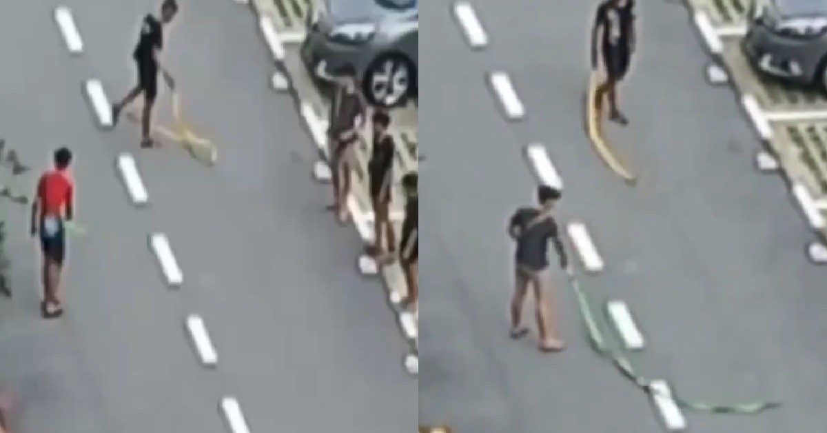 XIAO DIDIS GATHER AROUND TO WATCH YP TAKE ROPE WHIP THE ROAD