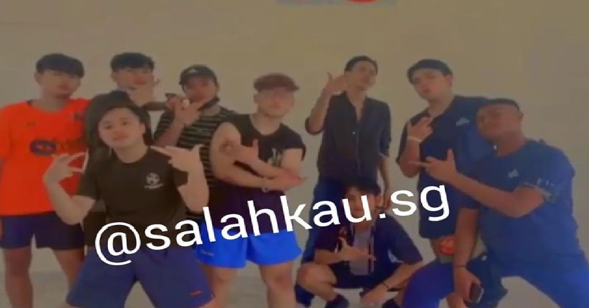 PAIKIAS FLASH GANG SIGNS IN GROUP OF 9 BECAUSE “STRENGTH IN NUMBER”