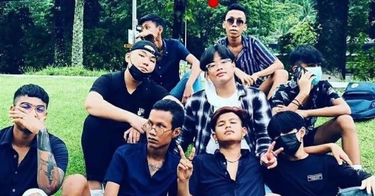 MATREPS IN GROUP OF 9, NO WEAR MASK TO HELP POLICE IDENTIFY THEM