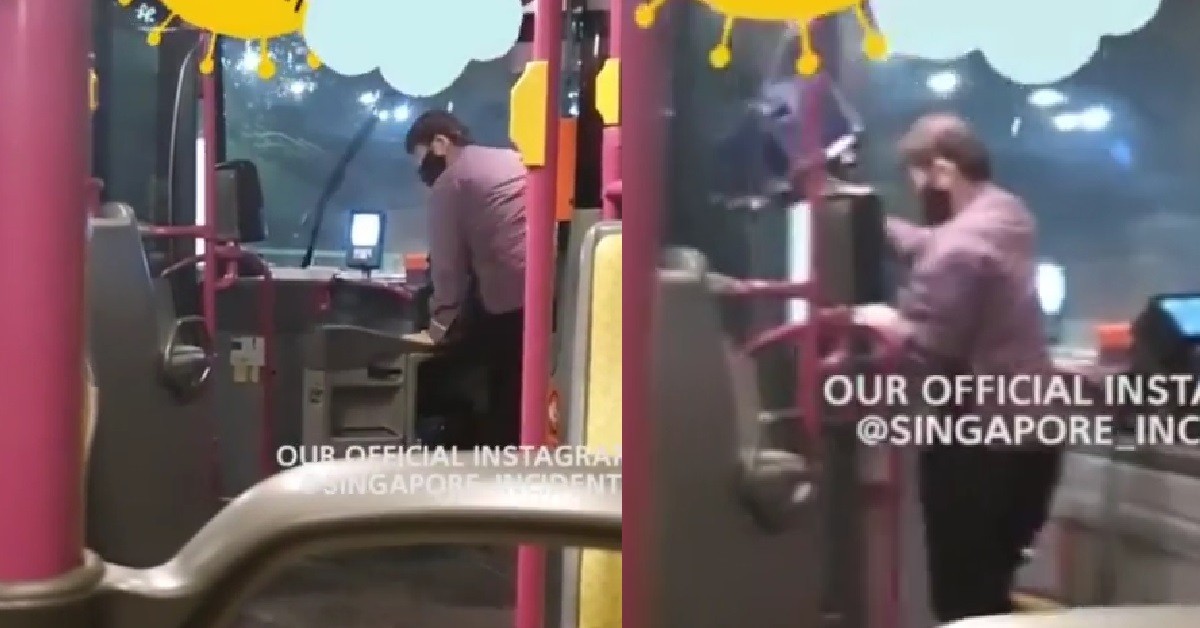 KINDHEARTED BUS DRIVER OPEN UMBRELLA TO SHELTER PASSENGERS INTO BUS