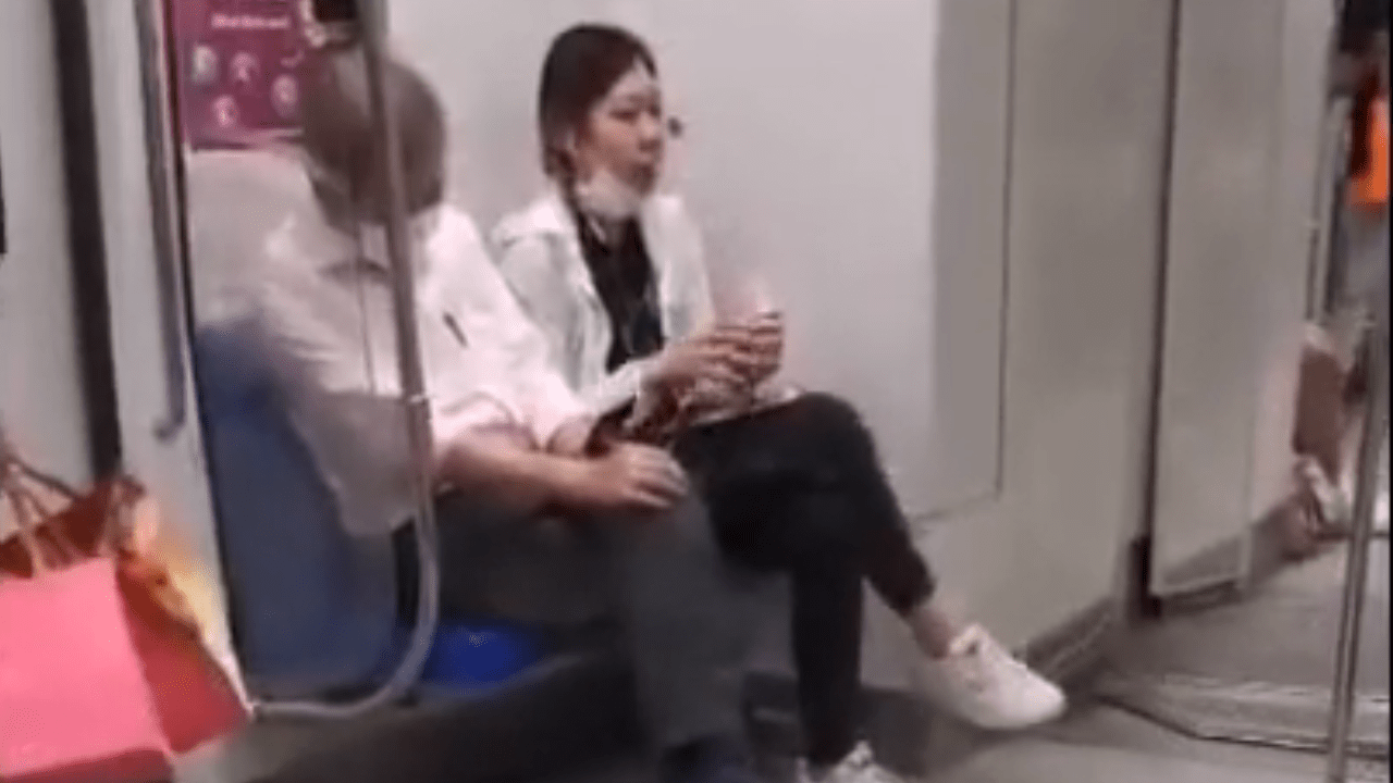 WOMAN CAUGHT VAPING ON MRT, CAUSE “SHE FIERCE”