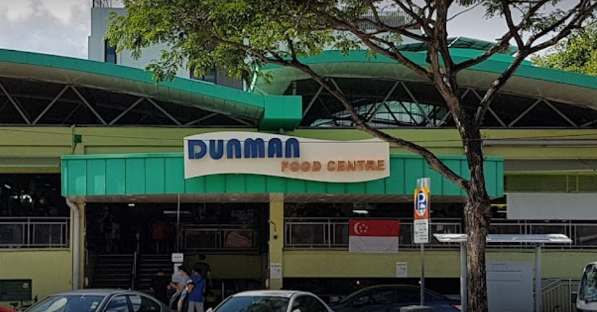 JANITOR SMOKES & SHOUT AT PEOPLE IN DUNMAN FOOD CENTER TO CLEAR TRAY