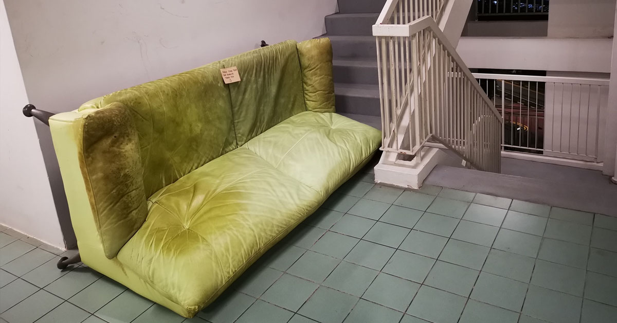 NEIGHBOUR USE SOFA TO BLOCK FIRE ESCAPE IN HDB