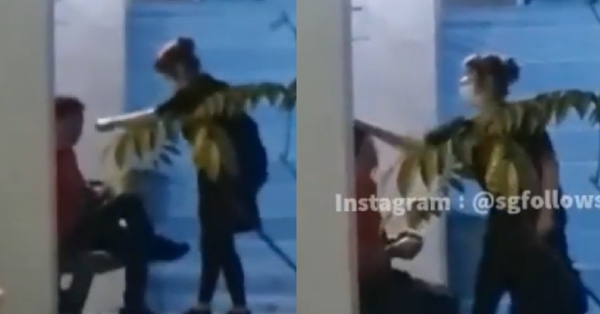 EPIC COUPLE FIGHTING AT AMK, VIOLENT WOMAN HANTAM BF IN THE FACE