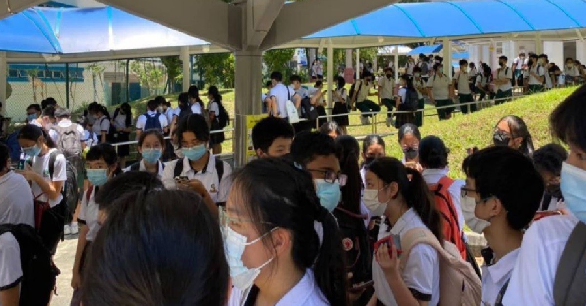 STUDENTS OVERCROWDING OUTSIDE SCHOOL BUS STOP, NO SOCIAL DISTANCING