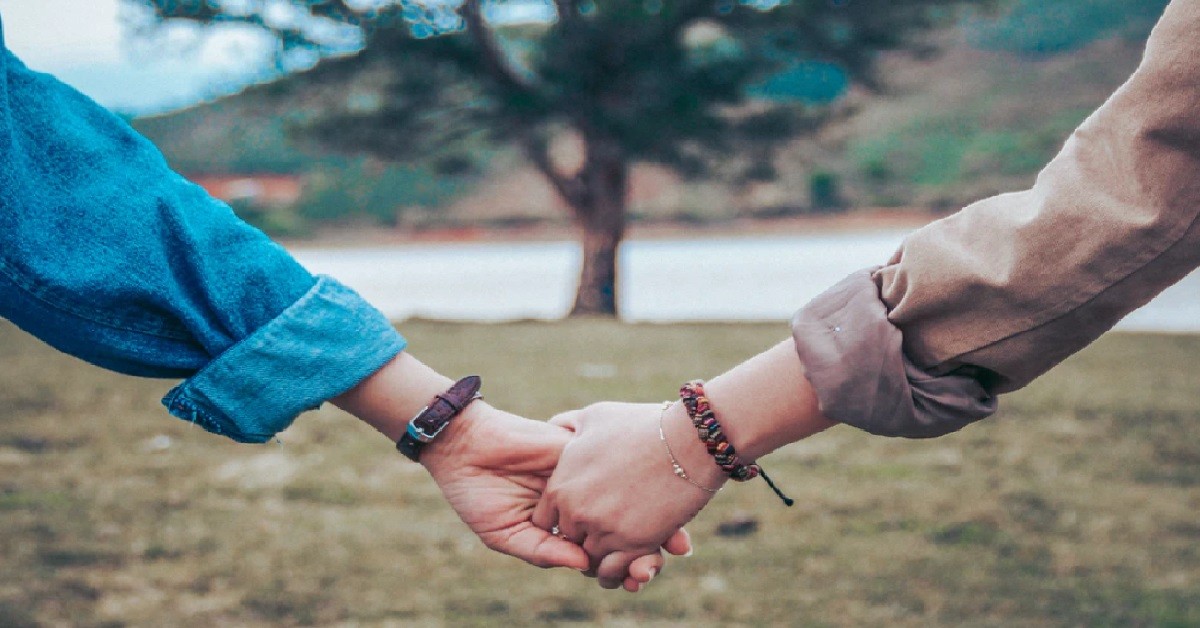 GUY SAY HIS FRIEND IN “TOXIC RELATIONSHIP” BECAUSE THEY “HOLD HAND & KISS”