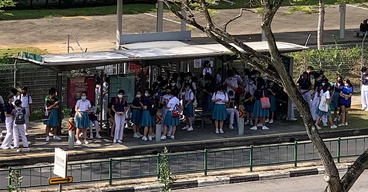 WORRIED NETIZEN SPOTS CROWDED BUS STOP OUTSIDE SWISS COTTAGE SEC SCH