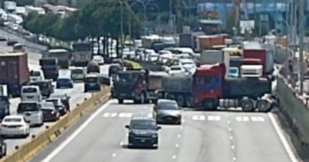 ALL LANES AT PIE TOWARDS TUAS BLOCKED OFF DUE TO ACCIDENT