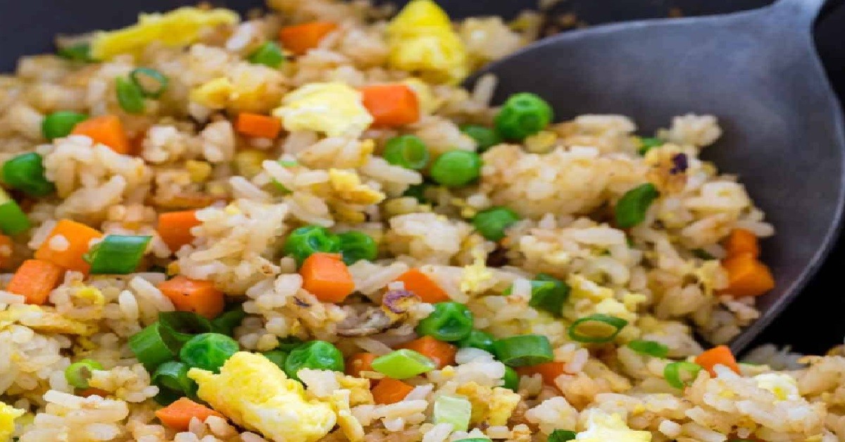 GIRL EATING FRIED RICE WITH BF, WHO TOLD HER IT TASTE LIKE HIS FRIEND N!PPLE$