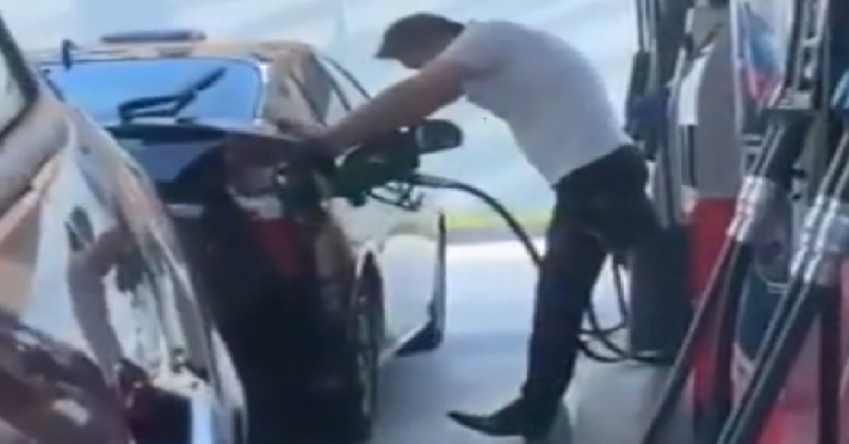 TAXI DRIVER GIVE TAXI “CPR” WHILE PUMPING PETROL, WANT GET MORE PETROL